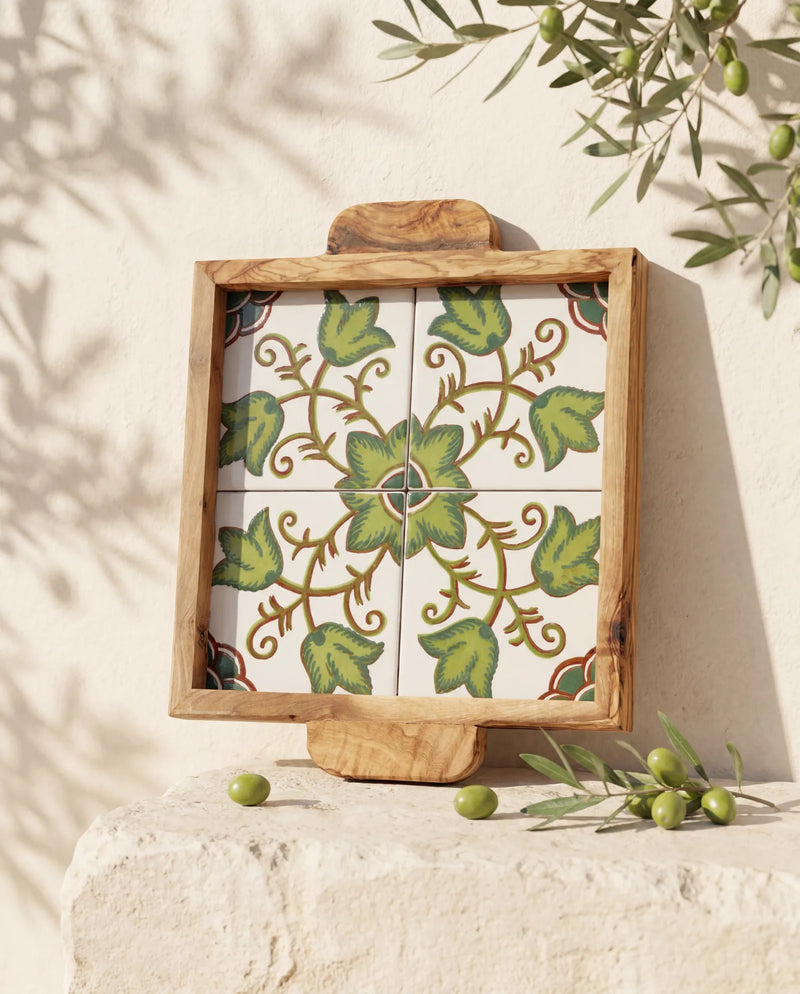 Keramik-Tablett »Djerba« aus Olivenholz mit grünem Blütenmosaik, an heller Wand