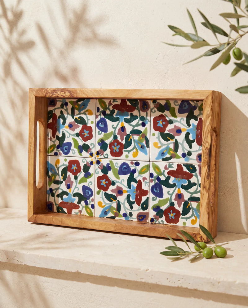 Keramik-Tablett »Kairouan« aus Olivenholz mit sechs handbemalten Mosaikfliesen, an heller Wand