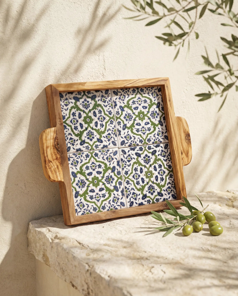Keramik-Tablett »Sidi Bou Saïd« aus Olivenholz mit blau-weißem Mosaik, an heller Wand